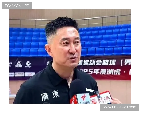 辽宁球迷机场高呼口号迎接广东队，杜锋击掌回应显温情